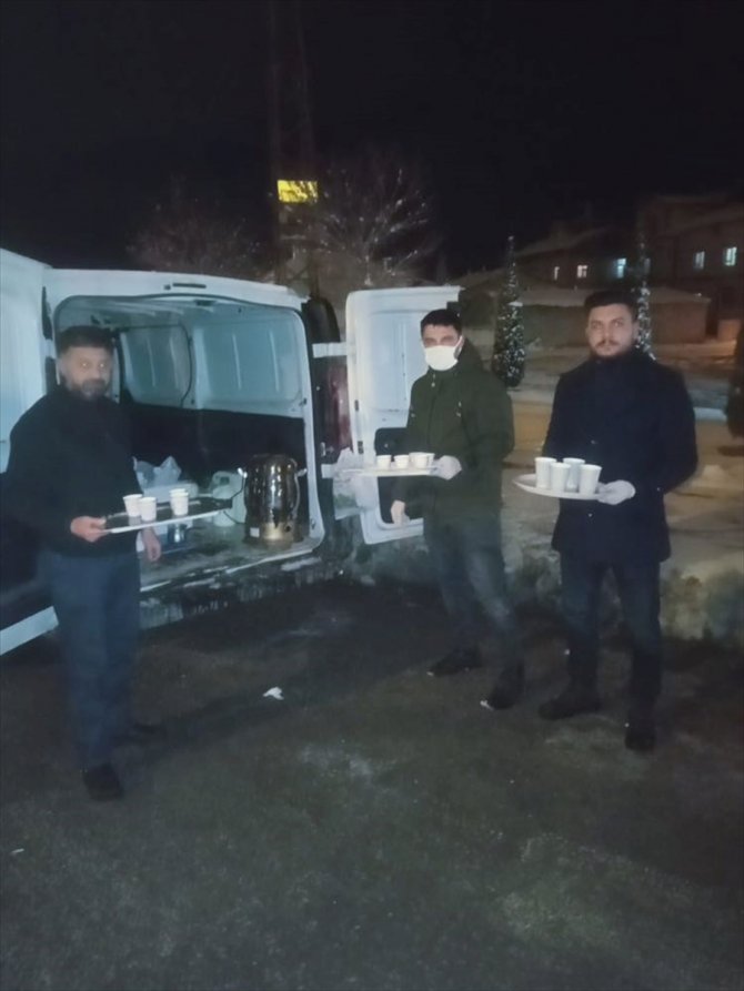 Yolda kalan sürücülere "ballı süt" ikram edildi