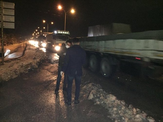 Yolda kalan sürücülere "ballı süt" ikram edildi