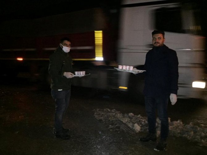 Yolda kalan sürücülere "ballı süt" ikram edildi