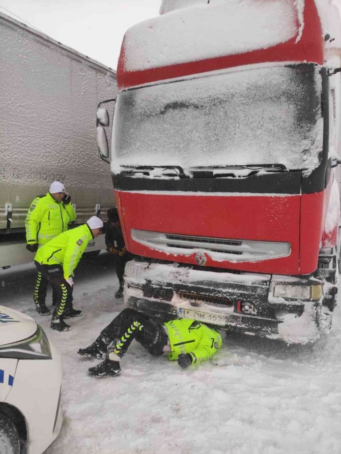 Konya’da trafik ekipleri yolda kalanların yardımına koştu