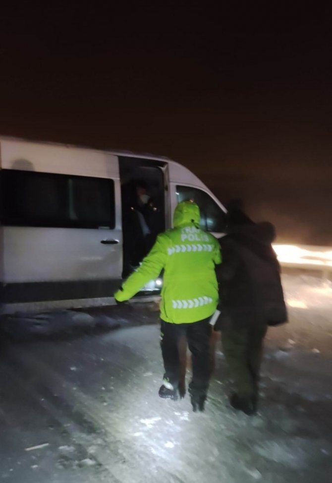 Konya’da trafik ekipleri yolda kalanların yardımına koştu