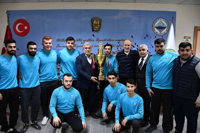 Kululu şampiyon güreşçiler ödüllendirildi
