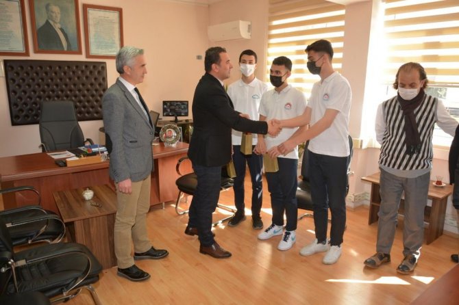 Öğrenciler yolda buldukları para dolu cüzdanı polise teslim etti