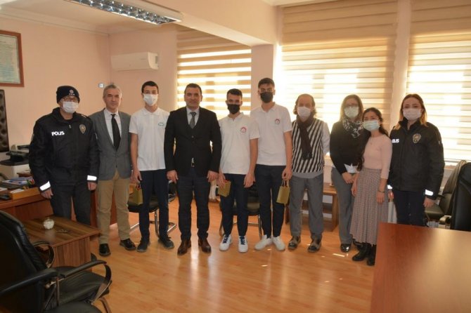 Öğrenciler yolda buldukları para dolu cüzdanı polise teslim etti