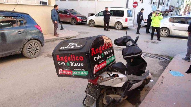 Otomobille çarpışan motosikletli kurye yaralandı