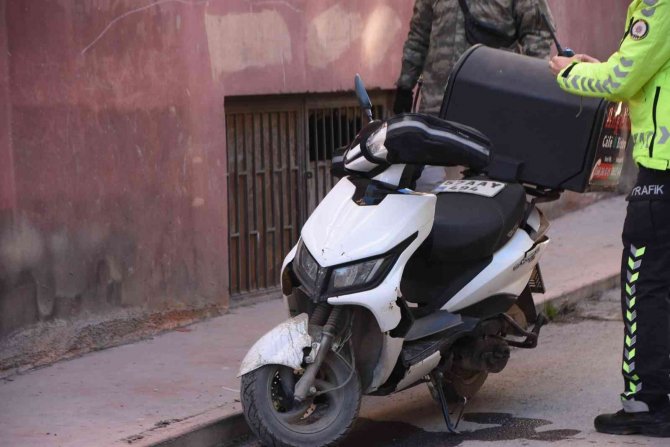 Otomobille çarpışan motosikletli kurye yaralandı