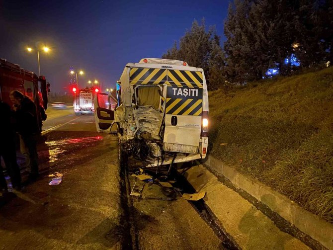 TEM Otoyolu’nda emniyet şeridindeki servis aracına çarpan cip takla attı