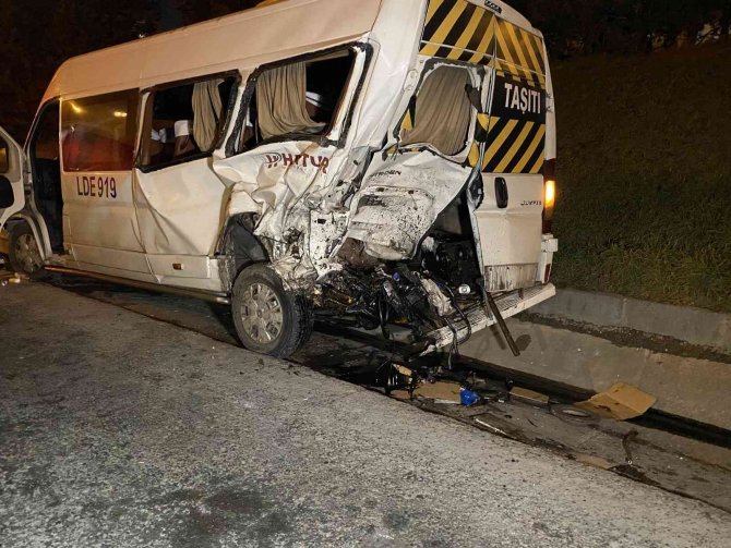 TEM Otoyolu’nda emniyet şeridindeki servis aracına çarpan cip takla attı