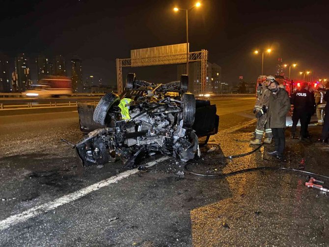 TEM Otoyolu’nda emniyet şeridindeki servis aracına çarpan cip takla attı