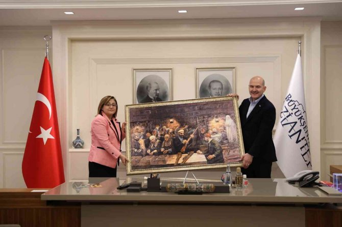 Bakan Soylu Başkan Fatma Şahin’i ziyaret etti