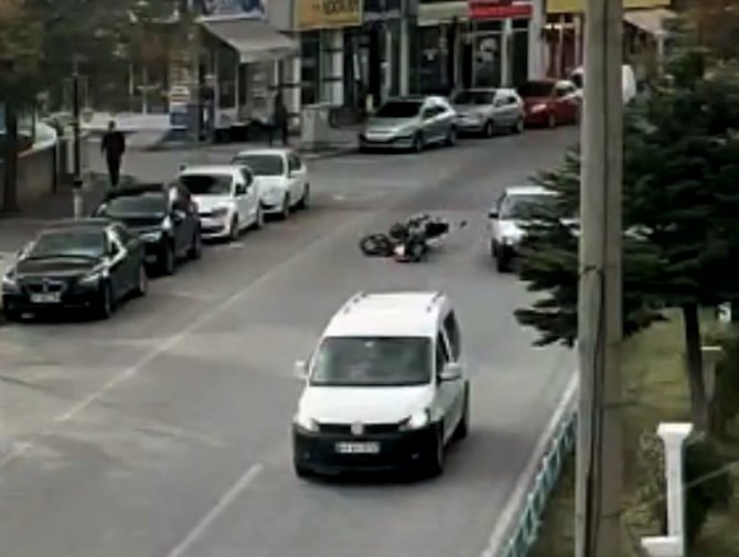 Motosikletli kurye otomobile arkadan çarptı, o anlar kameraya böyle yansıdı