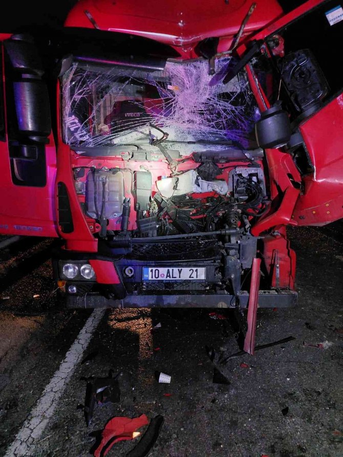 Seyir halindeki kamyon tıra arkadan çarptı, 2 kişi yaralandı