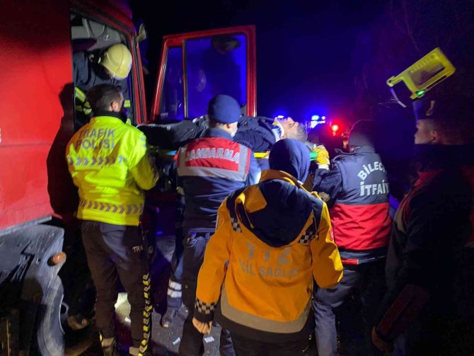 Seyir halindeki kamyon tıra arkadan çarptı, 2 kişi yaralandı