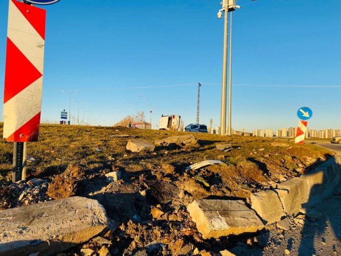 Takla atan otomobil hurdaya döndü, sürücü araçtan yara almadan çıktı