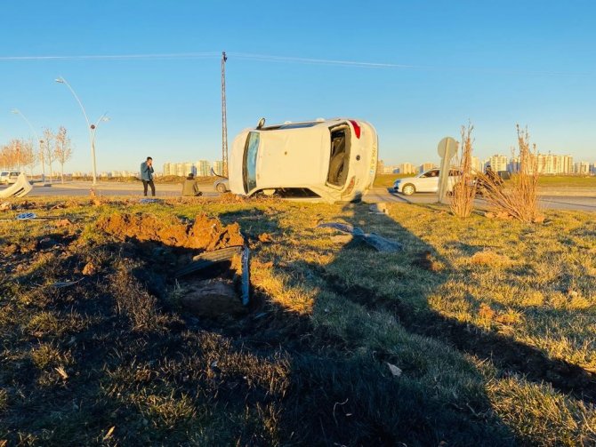 Takla atan otomobil hurdaya döndü, sürücü araçtan yara almadan çıktı