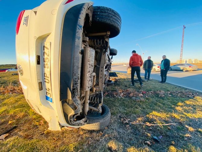 Takla atan otomobil hurdaya döndü, sürücü araçtan yara almadan çıktı