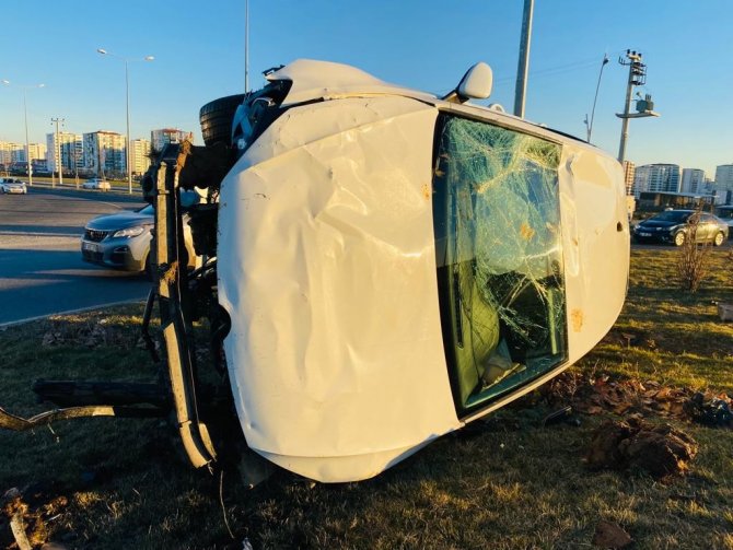 Takla atan otomobil hurdaya döndü, sürücü araçtan yara almadan çıktı