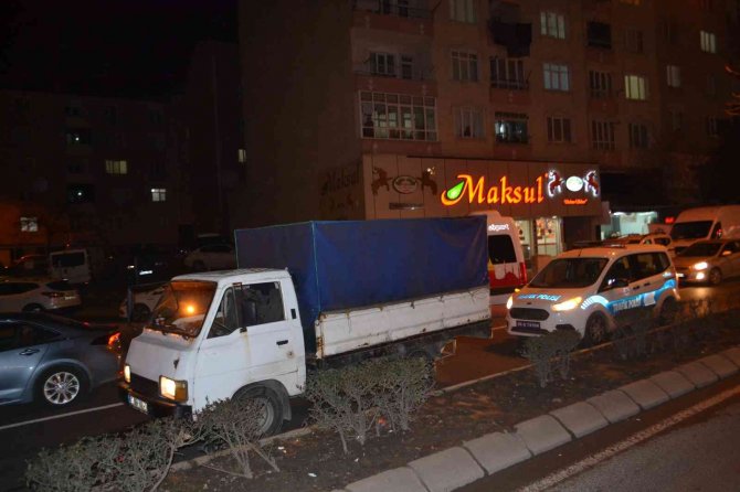 Yol ortasında direksiyon başında sızdı, polis fark etti