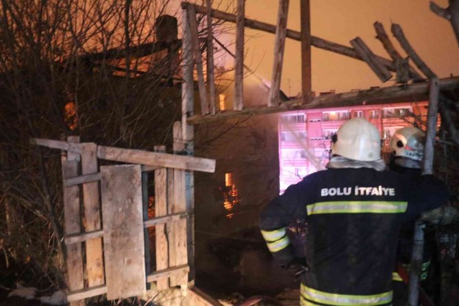 3 katlı ahşap bina alev alev yandı