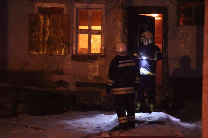 3 katlı ahşap bina alev alev yandı