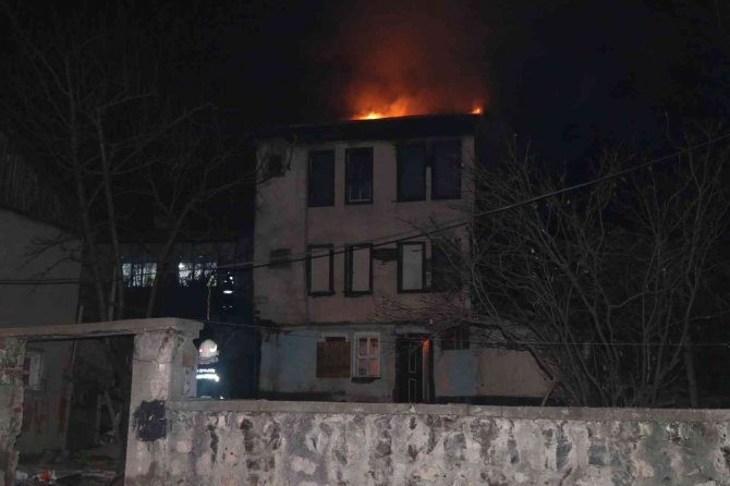 3 katlı ahşap bina alev alev yandı