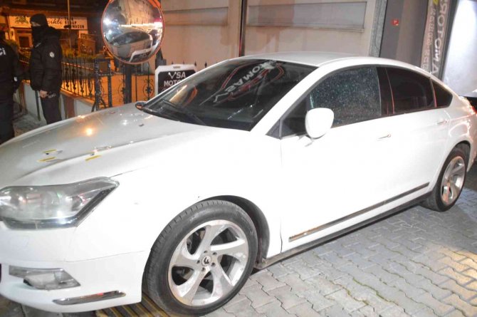 Bakırköy’deki silahlı çatışmada zarar gören 7 otomobil olay yerinden kaldırıldı