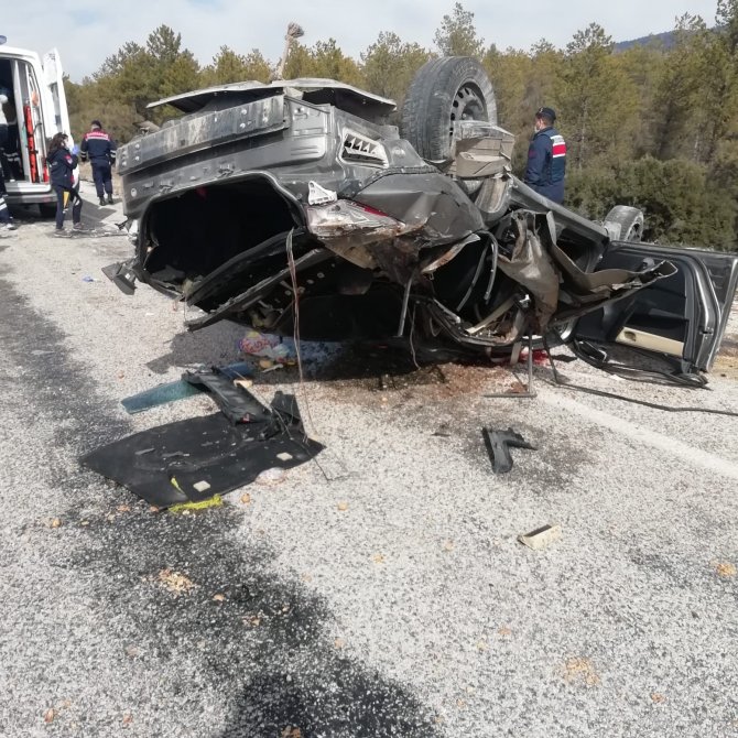 Burdur’da otomobil karşı şeride geçti: 1 ölü, 2’si ağır 4 yaralı
