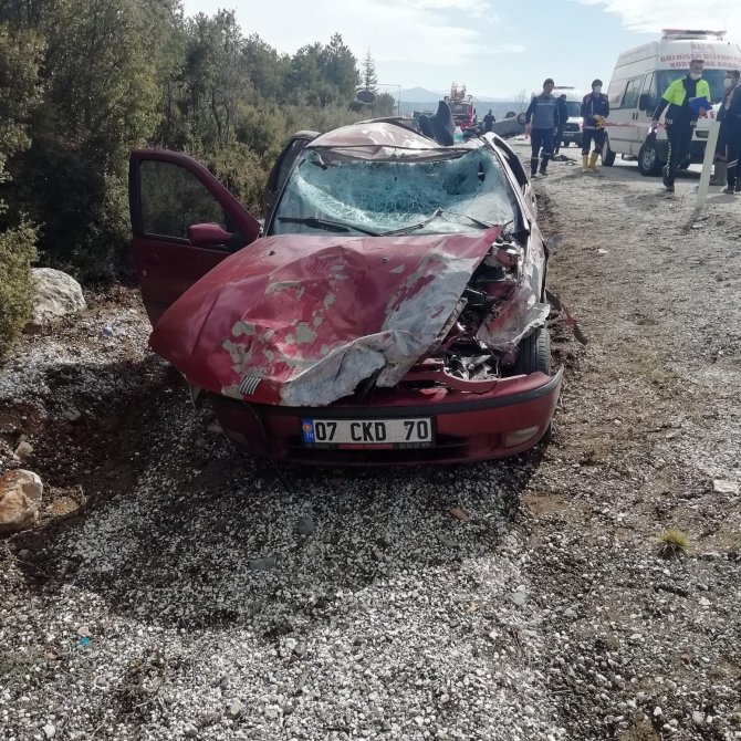 Burdur’da otomobil karşı şeride geçti: 1 ölü, 2’si ağır 4 yaralı