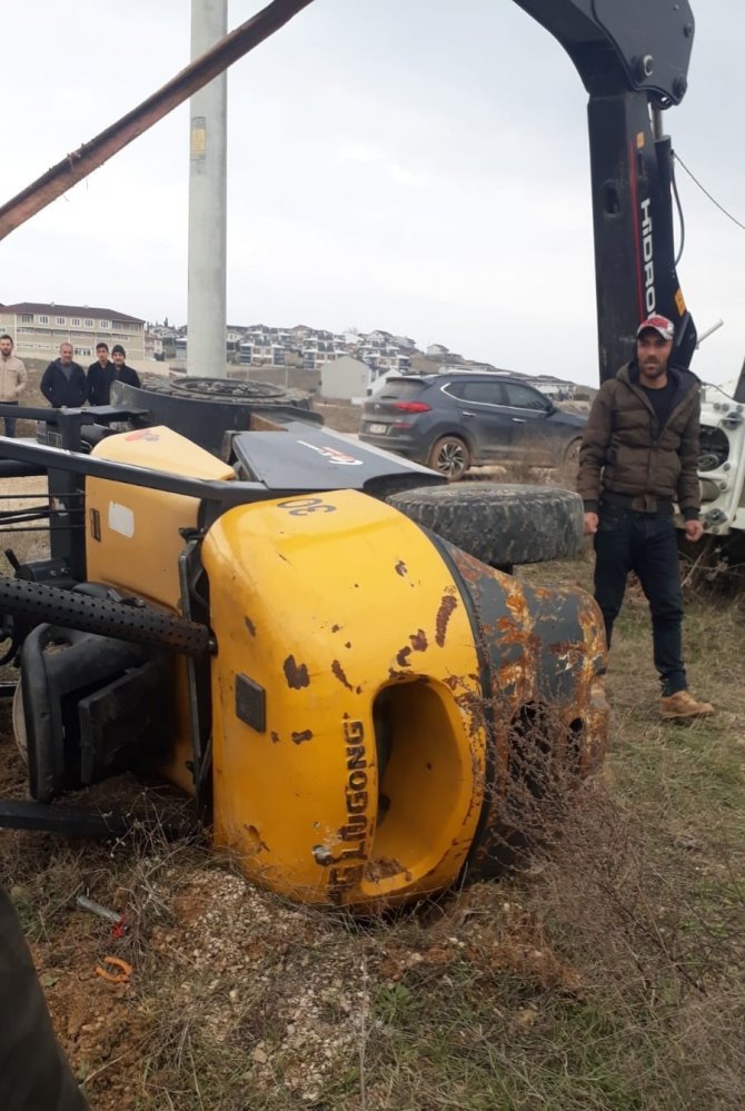 Forklift devrildi: 2 yaralı