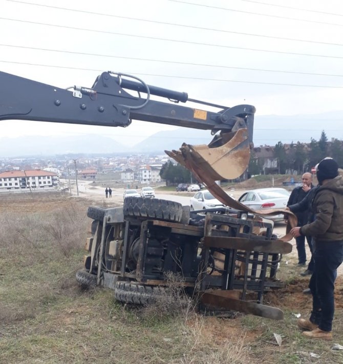 Forklift devrildi: 2 yaralı