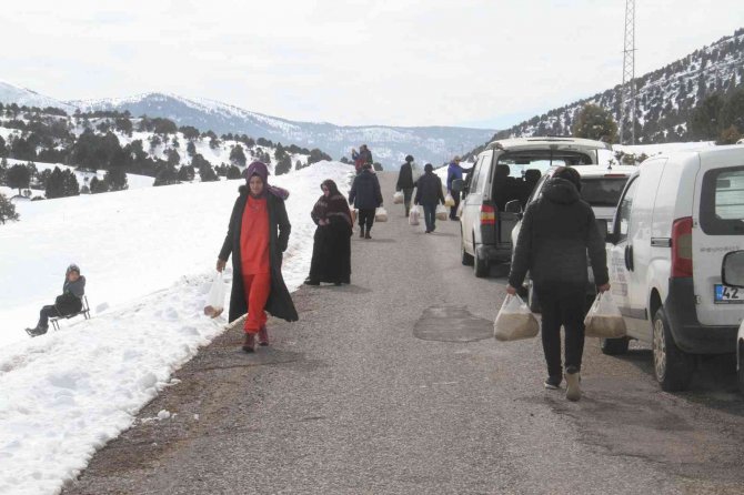 Konya’da ağır kış şartlarında doğadaki hayvanlar unutulmadı