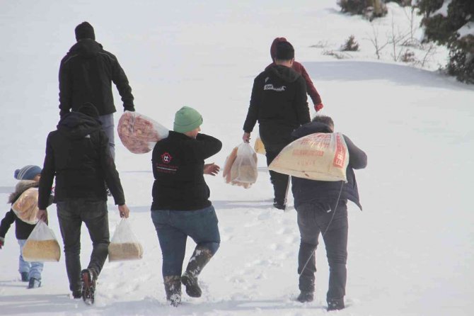 Konya’da ağır kış şartlarında doğadaki hayvanlar unutulmadı
