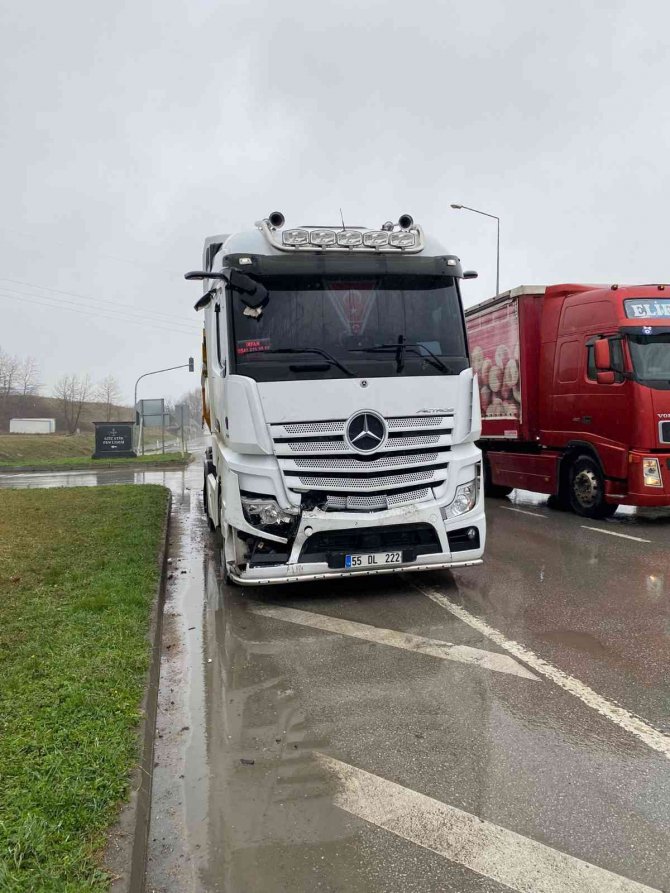 Samsun’da tır kırmızı ışıkta bekleyen kamyonete çarptı: 2 yaralı