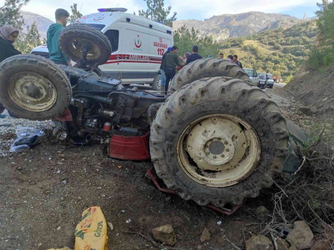Selendi’de traktör şarampole devrildi: 1’i ağır, 3 yaralı