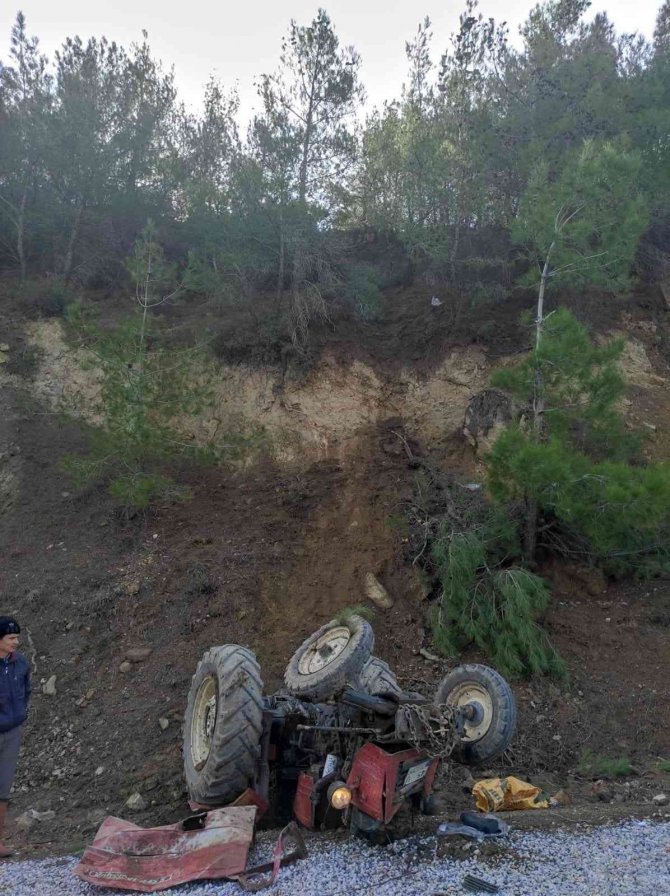 Selendi’de traktör şarampole devrildi: 1’i ağır, 3 yaralı