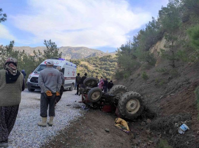Selendi’de traktör şarampole devrildi: 1’i ağır, 3 yaralı