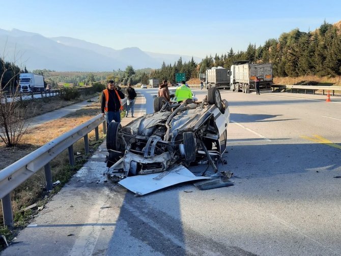 Seyir halindeki tıra arkadan çarpan otomobil takla attı