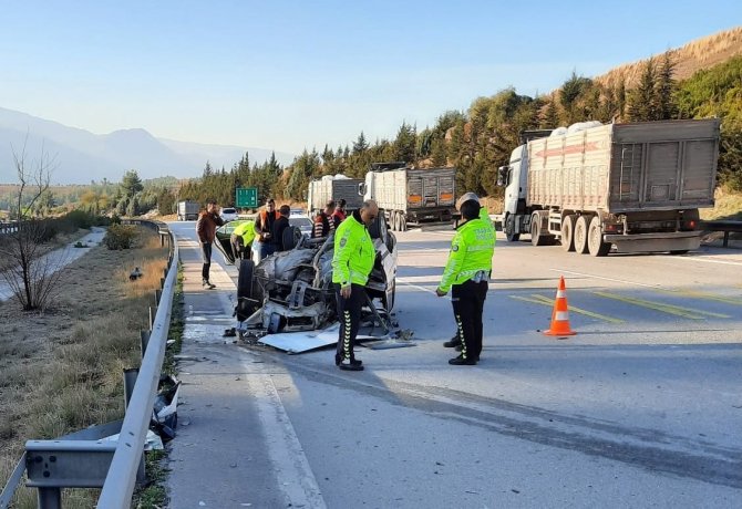 Seyir halindeki tıra arkadan çarpan otomobil takla attı