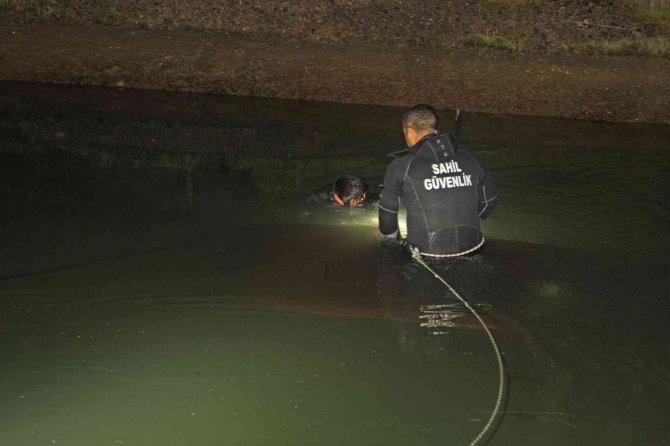 Sulama kanalına düşen otomobilin sürücüsü hayatını kaybetti