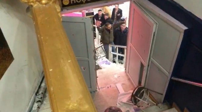 Sultangazi’de pavyon ihbarına giden polislere saldırı