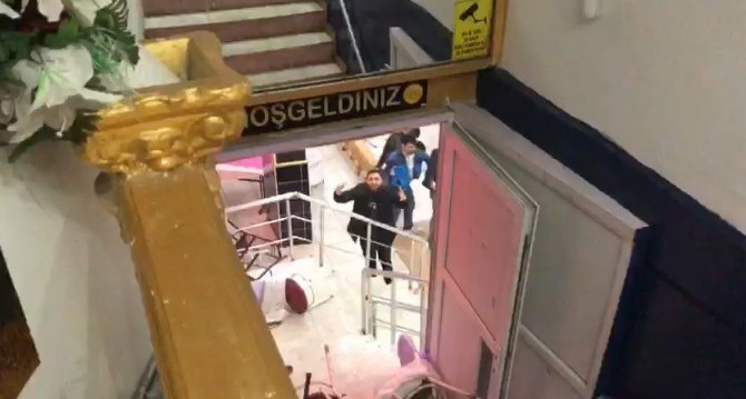 Sultangazi’de pavyon ihbarına giden polislere saldırı