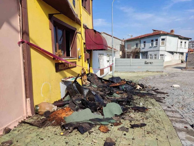 Tarihi bina alevlere teslim oldu