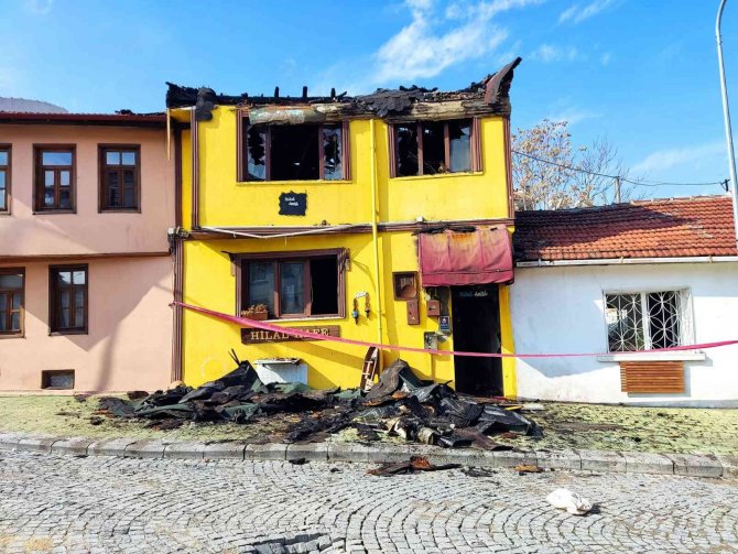 Tarihi bina alevlere teslim oldu