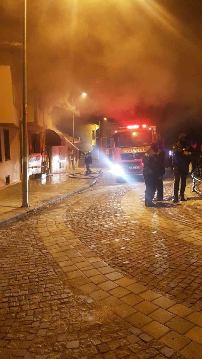 Tarihi bina alevlere teslim oldu