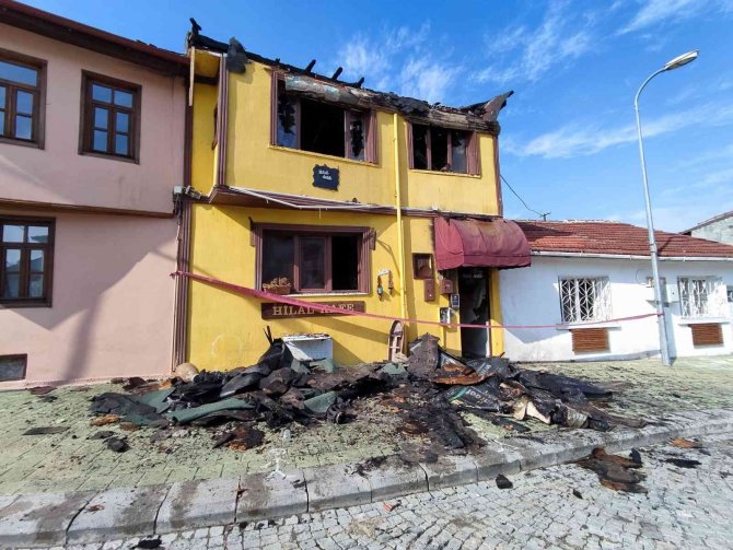 Tarihi bina alevlere teslim oldu