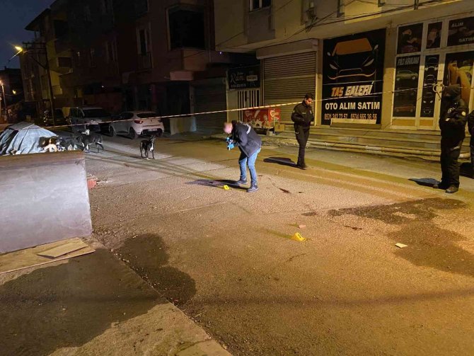 Tartıştıkları şahsı hem silahla vurdular hem de bıçakladılar