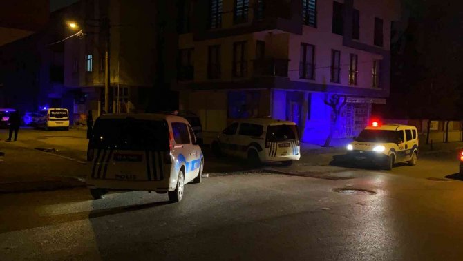 Tartıştıkları şahsı hem silahla vurdular hem de bıçakladılar