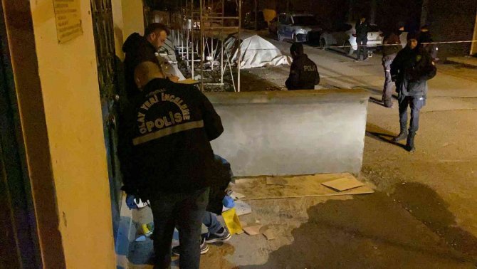 Tartıştıkları şahsı hem silahla vurdular hem de bıçakladılar