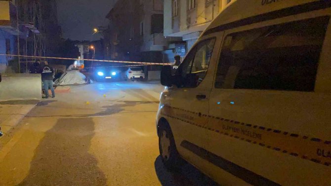 Tartıştıkları şahsı hem silahla vurdular hem de bıçakladılar