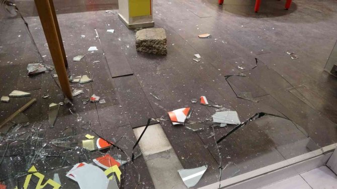 Taşla camı kırıp, 14 saniyede 100 bin TL değerinde 7 cep telefonu çaldı